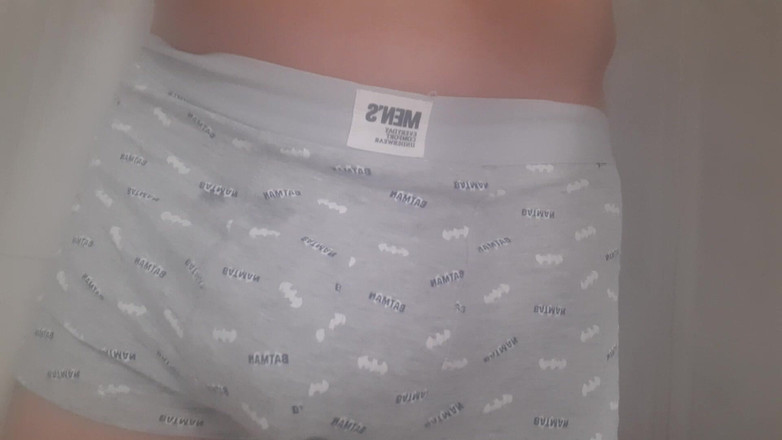 Orinadas_jmv54: Sikanie W Łazience W Majtkach