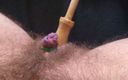 FTM hairy pussy BDSM: 巨大的阴蒂束缚与橡皮筋和木棍啪