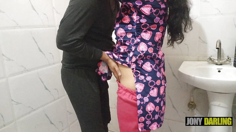 Jony Darling: 嫂子在浴室里抬起腿，鸡巴被插菊花，看印地语音频视频