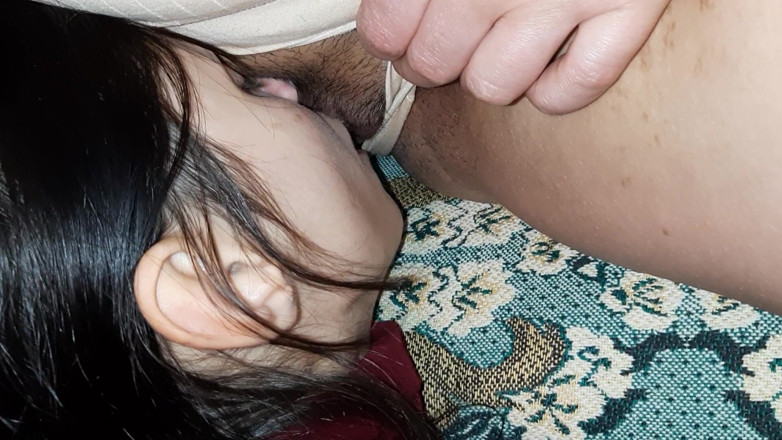 Lesbian-illusion: Moja sekretarka wykonuje ryzykowne cunnilingus na mnie pod stołem podczas...