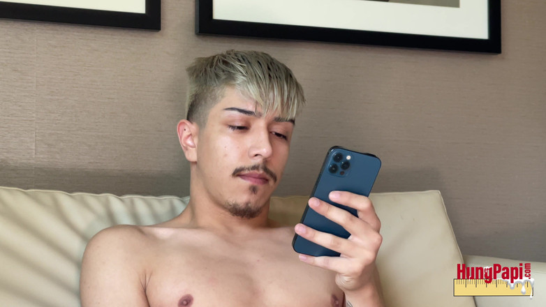 Hung Papi: Zwaargeschapen Papi jonge twink grote onbesneden pik solo aftrekken van...