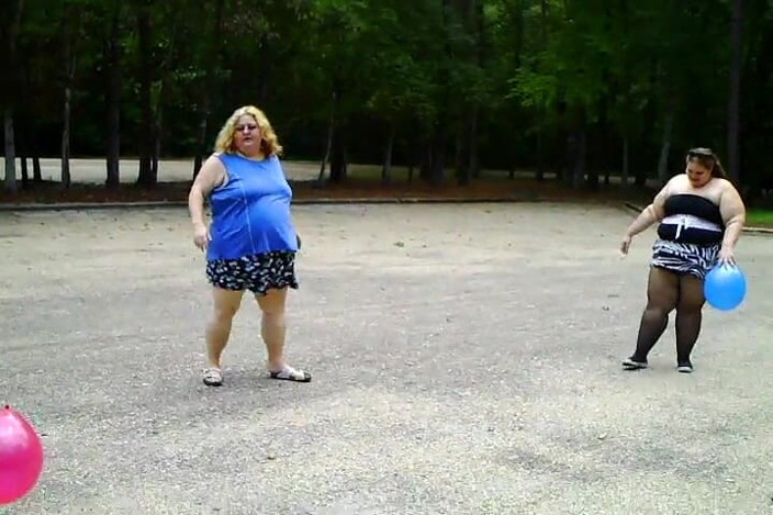 BBW nurse Vicki adventures with friends: Angie Kimber ve ben balonlarla oynuyorum