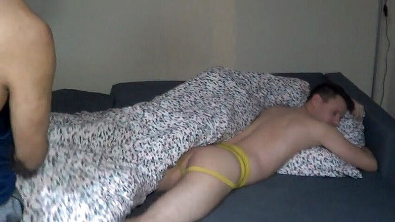 Gaybareback: Filip zerżnięty na oklep i zalana przez Leona