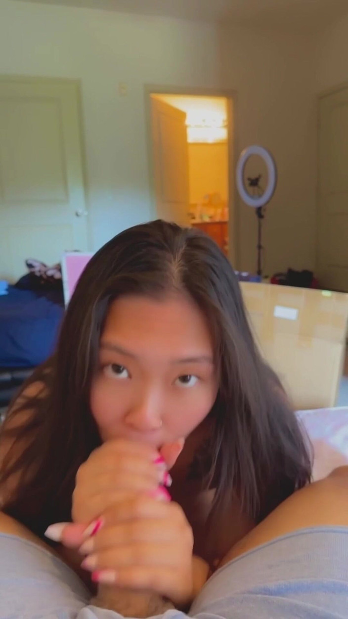 ThiccAsianMimi: Aku lagi asik nyepong kontolku sambil berlutut sambil nyepong kontolku...