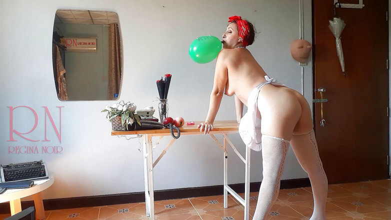 Regina Noir: Obsessão no escritório, a secretária nua no escritório com avental...