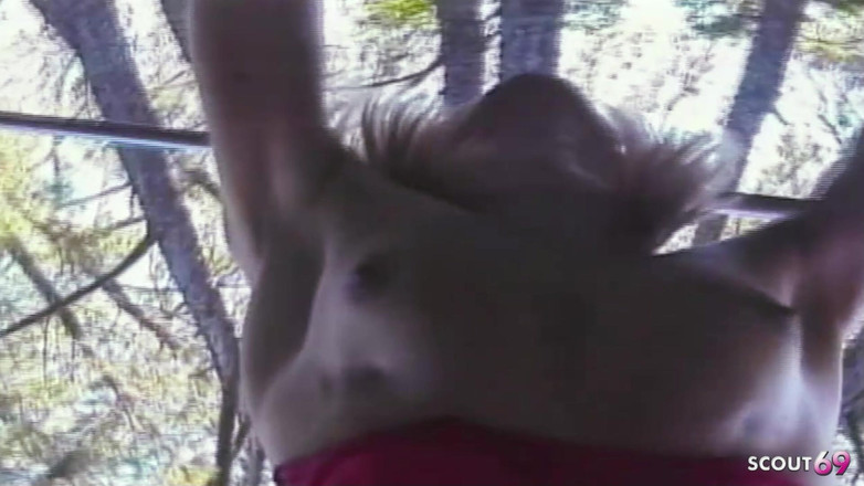 Shemale TS Collection: Une trans blonde mince dans la nature de son plan...