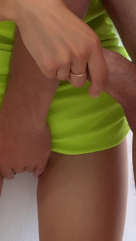 Ragazza Minuta E Timida in Abito Verde Lime Geme Mentre Viene Scopata
