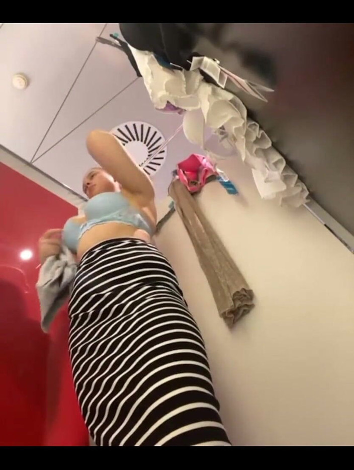 JuiceLussie: Soyunma odasında mastürbasyon. Kıyafetlerini değiştir ve göğüslerini teşhir