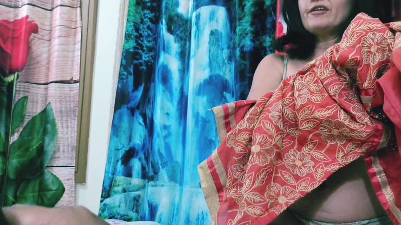 Bolly Karma: Super nezbedná děvka milf vdechuje svého nevlastního syna.