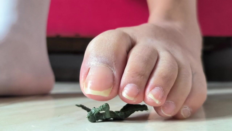 Isabel: Un géant humilie un petit homme avec ses pieds et...