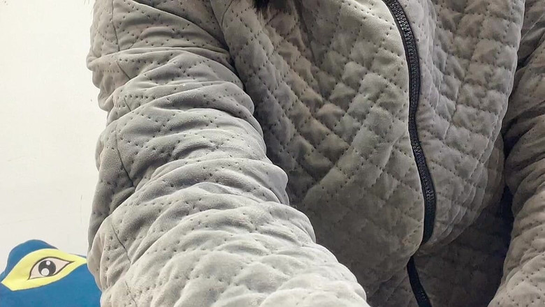 sweethanajapanese: Hana穿衣服然后去厕所撒尿，她的阴户是如此肮脏