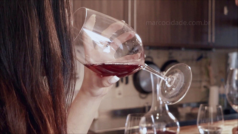 Docedeleite: Sexy brunetka šuká s kamarádem před párty