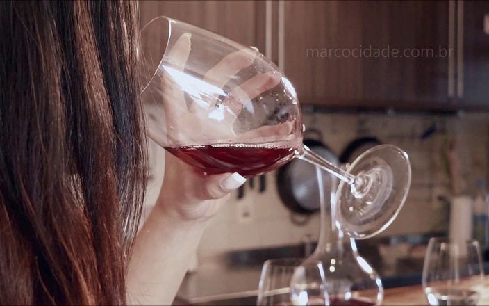 Docedeleite: Morena caliente folla con un amigo antes de la fiesta