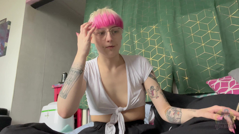 Alice Bean: Fetish bau badan saya percuma