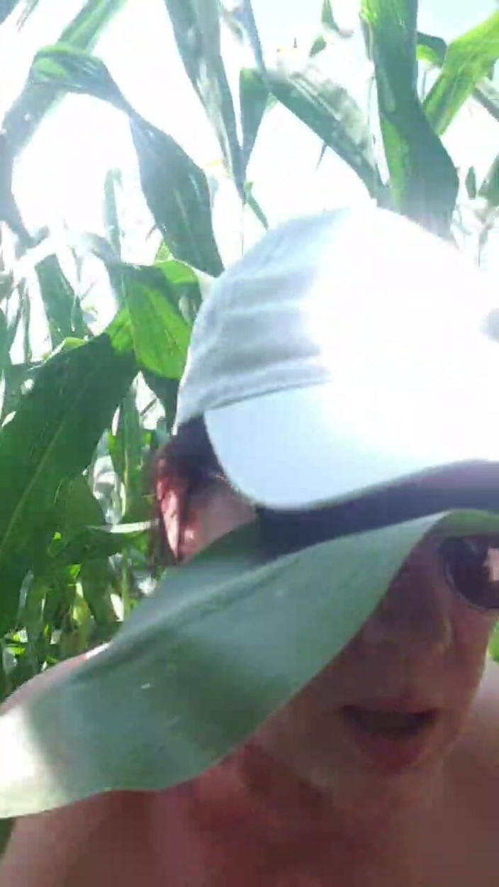 JulieEroticDress: Squirt in campo