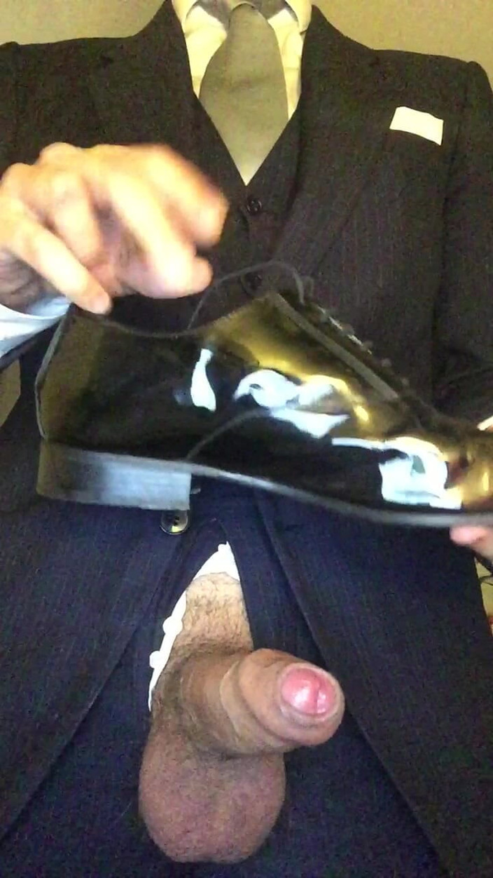 Master Shiny Shoes: Ceo Spitzt Ab