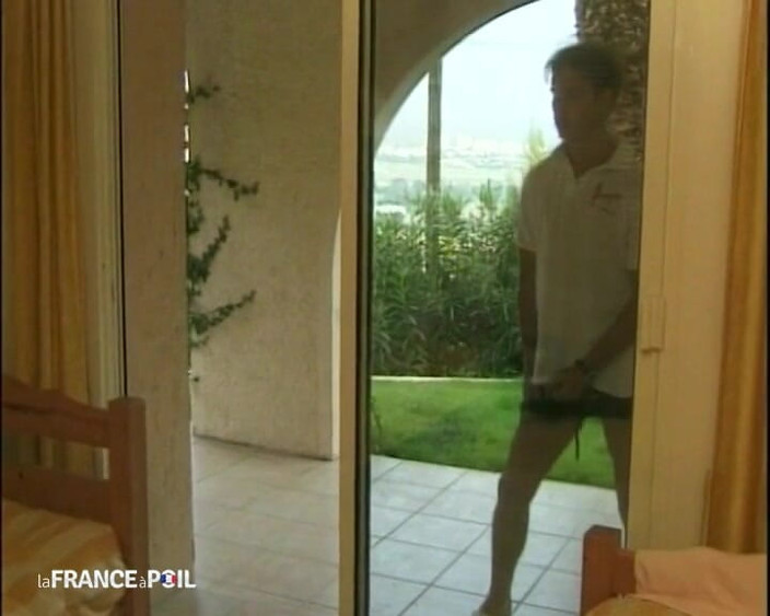 Rue Chaude: Une belle salope crache un homme pour lui lécher la...