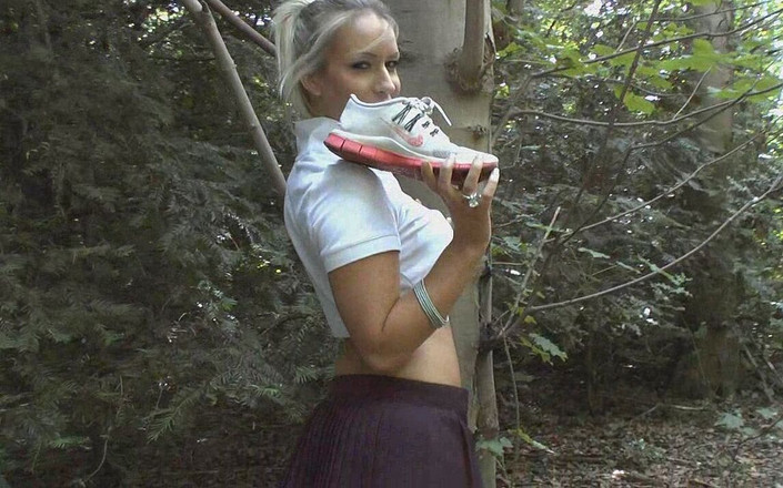 St Mackenzie's Archive: Candice zeigt dir ihre sehr schmutzigen füße