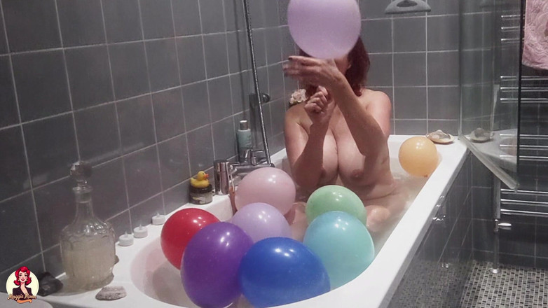 Maggie Moon: Fare il bagno e giocare con i palloncini