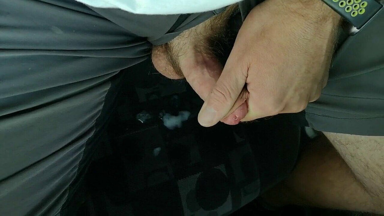 Cicci77: Cicci77 卡车司机在他的卡车上自慰和射精