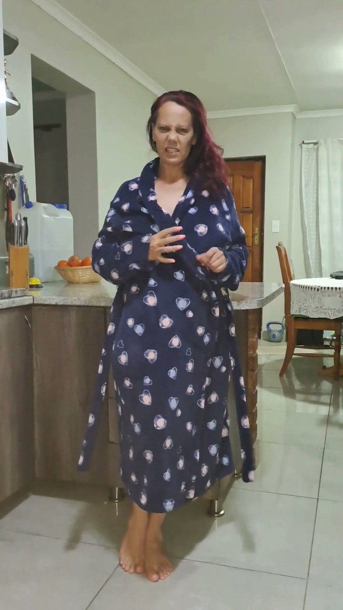 Exotic Tracy: ميلف هاوية كبيرة الثديين تعليمات الاستمناء في المطبخ من منظور الشخص الأول