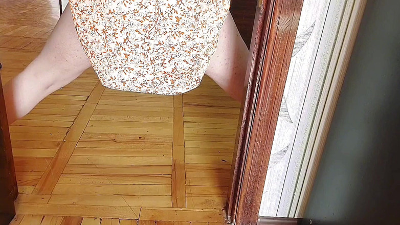 Kitty_Cross: गुलाबी रेशमी गाउन में बहुत सुन्दर ट्रांस गर्ल चल रही है