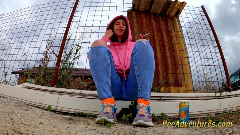 Pee Adventures: Pissing trough her jeans outdoor