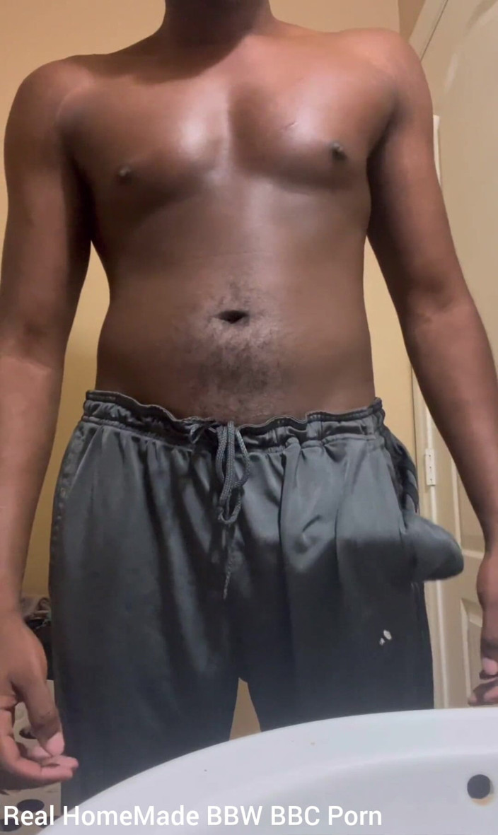 Big black cock BBCee: 내 젖꼭지를 뒤틀리게 하는 내 자지를 스와핑하는 포즈