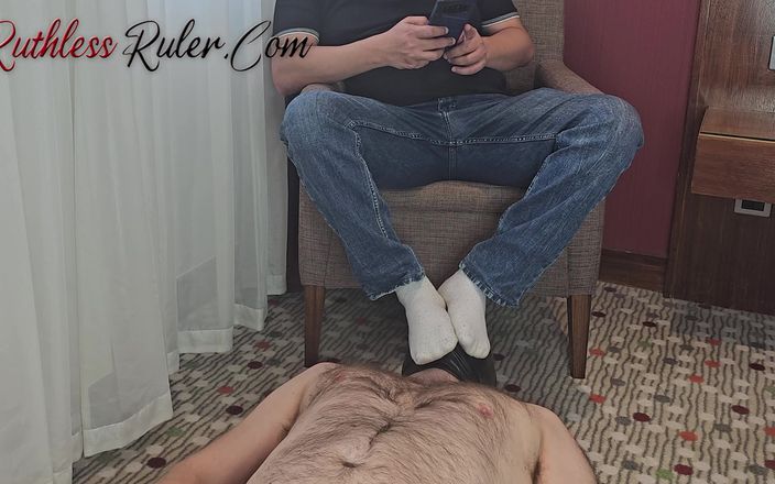 Ruthless ruler - maledom: Morgonfötter och spotta licker manlig slampa