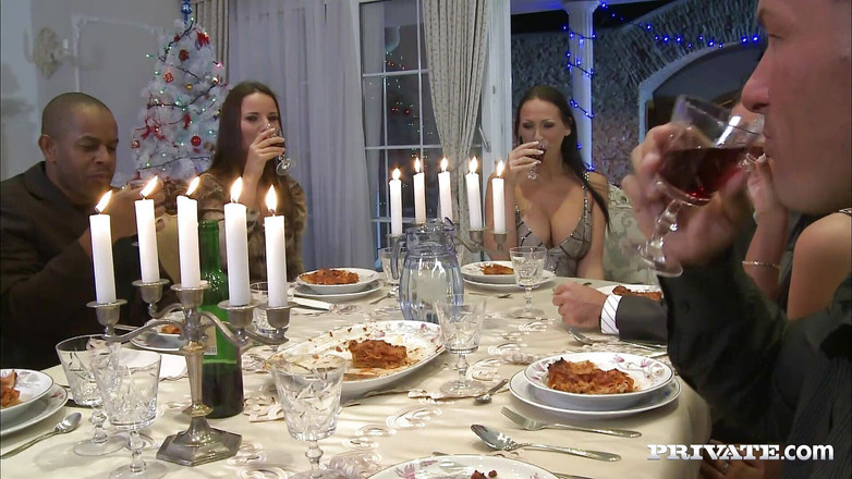 Private.com: Riêng tư một cuộc hoan lạc giáng sinh giữa những...