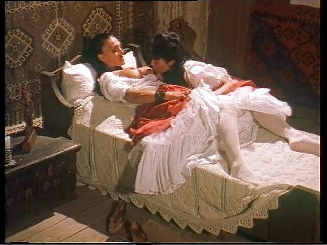 Lesbian Illusion: Duas lésbicas gostosas lambendo peitos