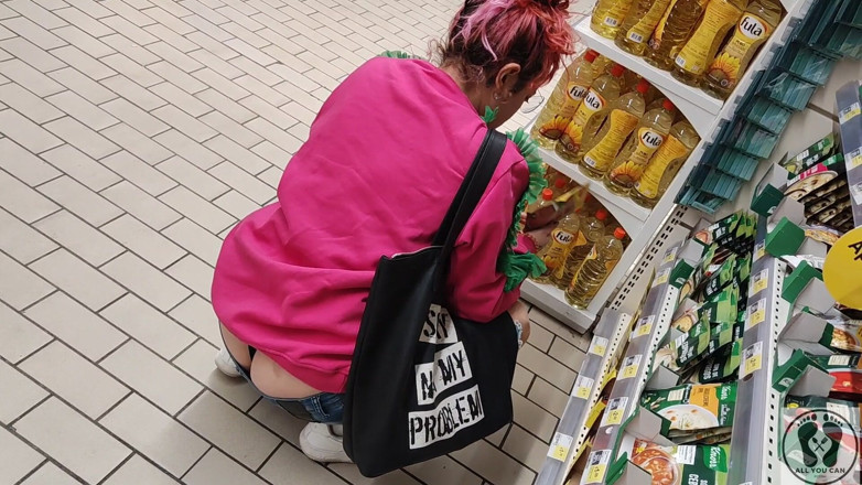 All You Can Fetish: Gekke Rebeca Addams in spijkerbroek buttcrack bij de supermarkt