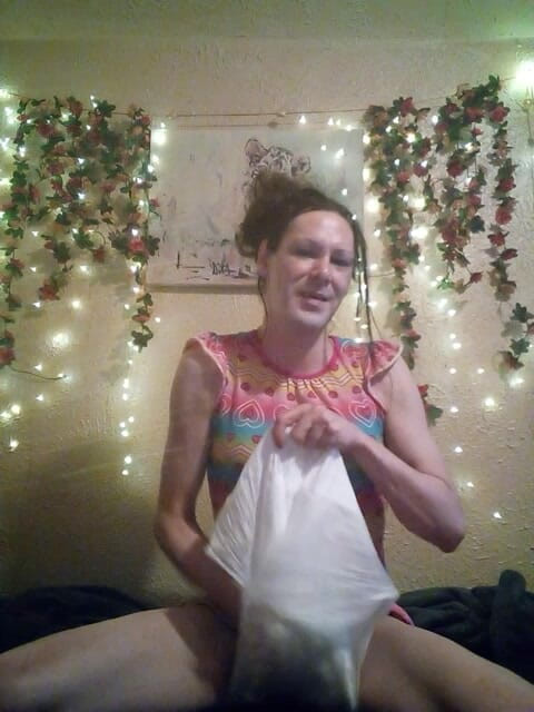 sillymillie4: Millie湿了并玩弄它！