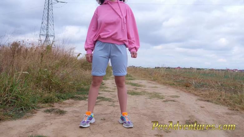 Pee Adventures: Fată hipster cu un glugă se pișă prin blugi și se...