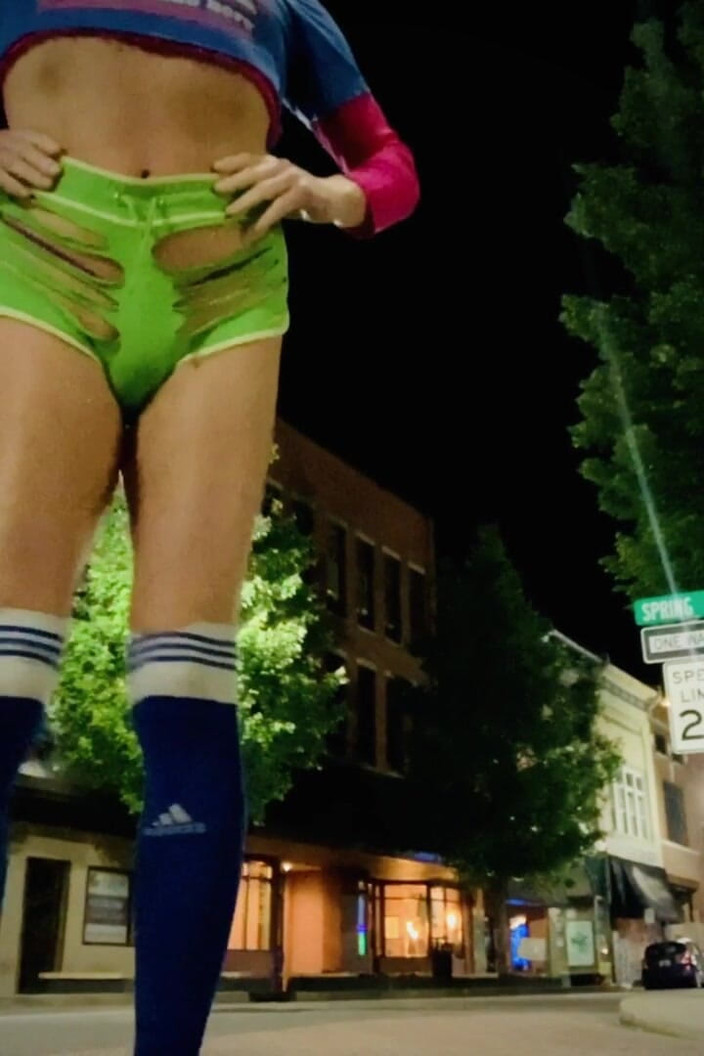 CindieLove: İnanılmaz sürtük kadın kılıklı teşhirci göt şort