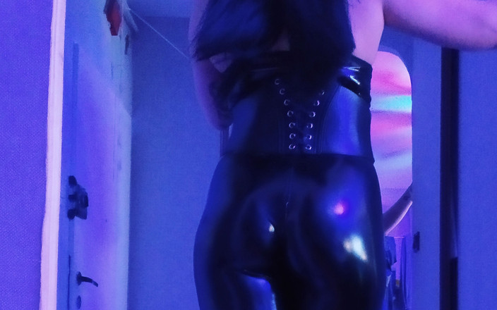 KatrixandCaliforniaLatex: 辣妹katrix穿着乳胶和高跟鞋跳舞和摆姿势