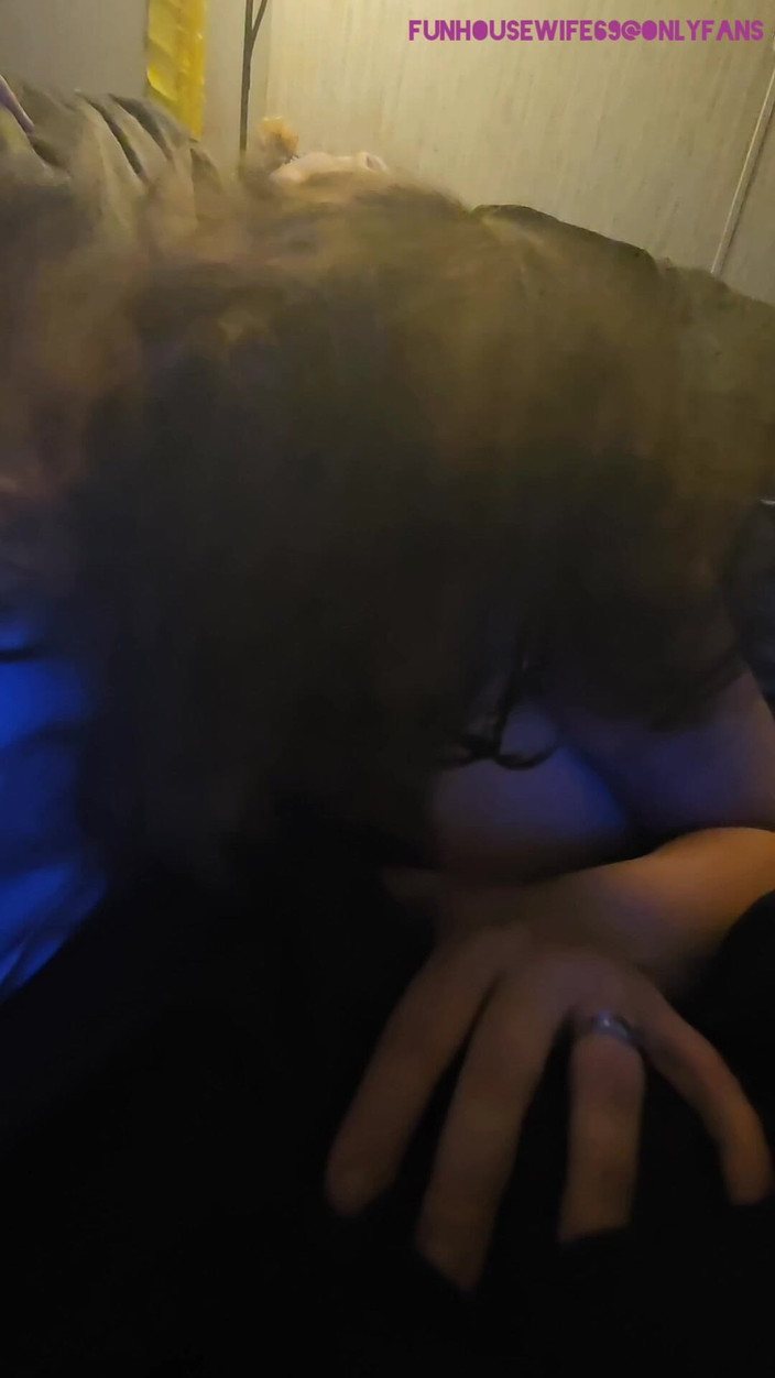 Funhousewife69: Mi ha detto di succhiargli il cazzo così l'ho fatto