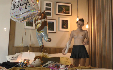 Leon Lambert Girls Twerk Parties CFNM: Стройная миниатюрная возбужденная подруга примеряет разное нижнее белье, стринги и трусики вместе с другими сексуальными и горячими нарядами