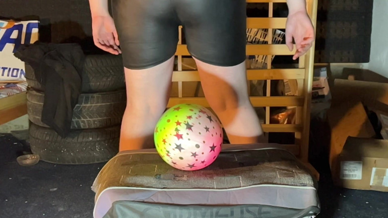 BeachBallsDuo: Pět velmi měkkých gumových koulí rozdrceno našimi těžkými těly ve...