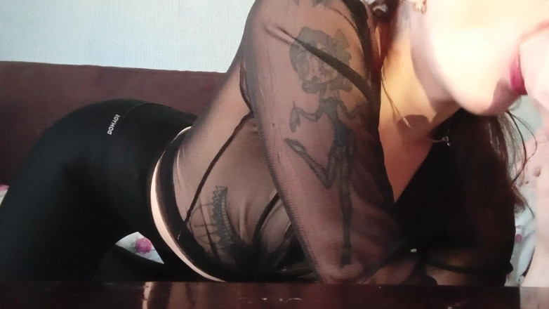 HellENXxOo: Succhiare sciatto indossando leggins