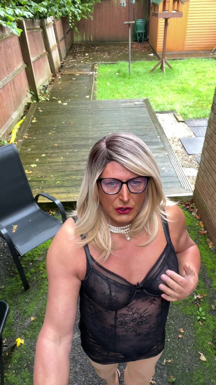 Kellycd2022: काले लेस पोशाक और टैन सीमलेस पेंटीहोज में सेक्सी क्रॉसड्रेसर kellycd2022