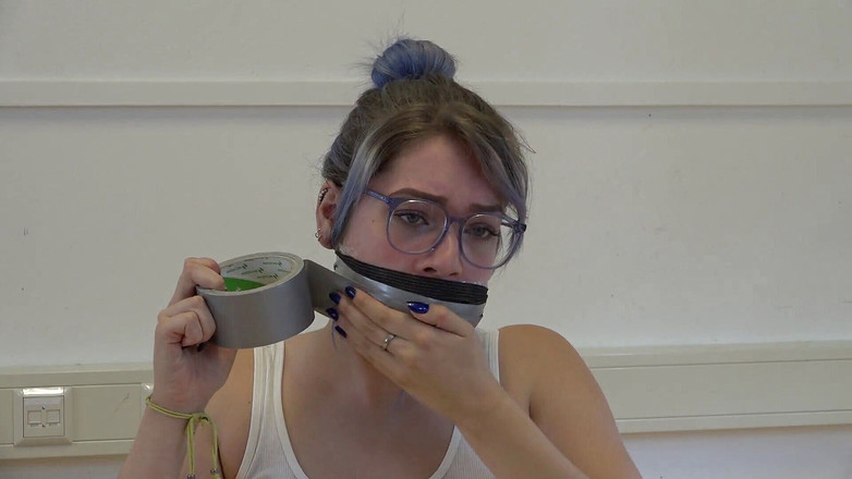 Restricting Ropes: 양말을 신은 채 재갈을 물리고 가까이서