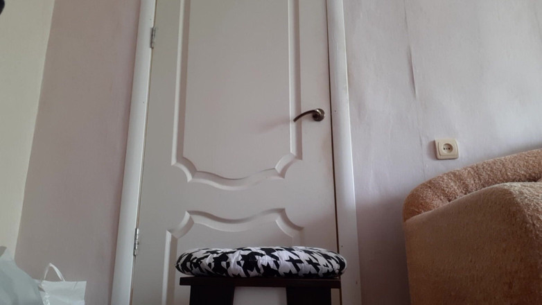 Lesbian-illusion: Une secrétaire à gros nichons en mini-jupe rouge masturbe sa chatte...