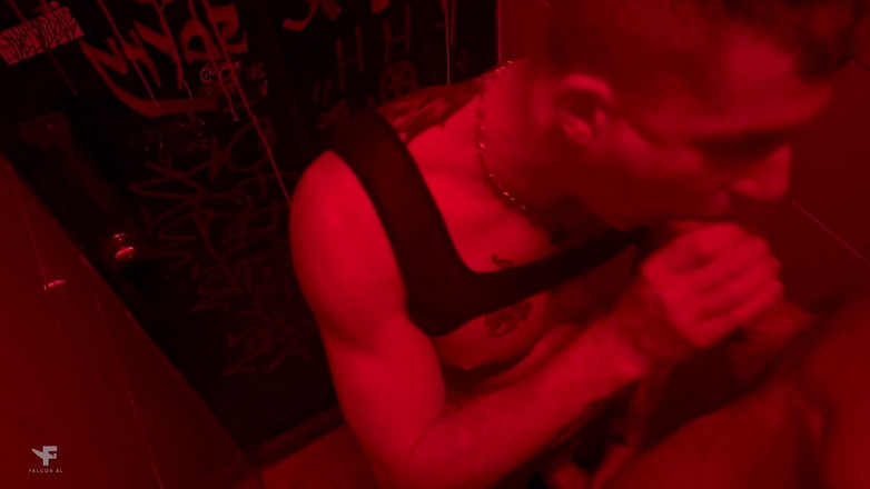 Falcon Al: Охоронець клубу допоміг мені зайти, але мені довелося віддати себе йому в туалет - жорсткий трах в дупу