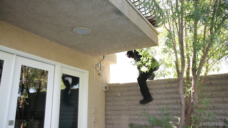 Pretty Dirty: नवविवाहित Kat Dior एक अंधेरी, कामुक फंतासी की पड़ताल करती है