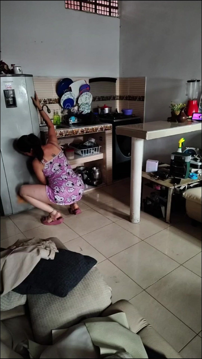 Lazosprohibidos: My Real Stepmom in the Mature Kitchen Masturbates I Penetrate...
