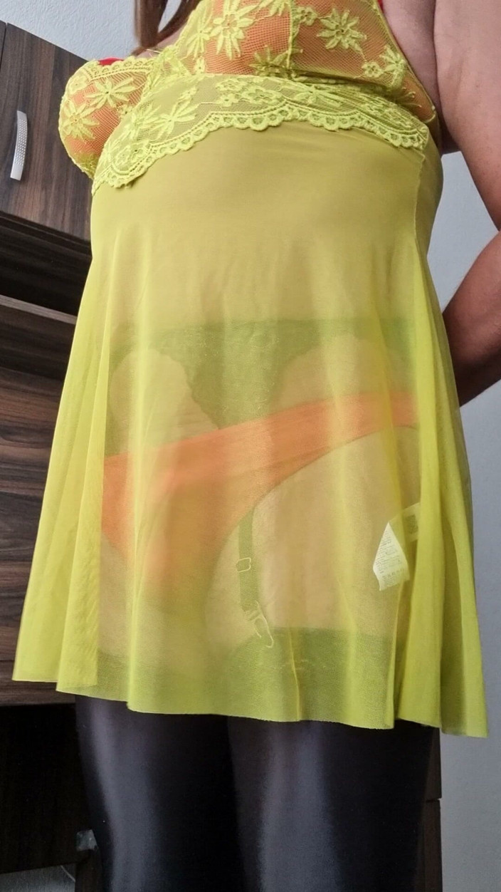 Sexy shinny clothes: Sexy en suggestieve transparante babypop, rode lingerie
