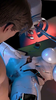 Testando la figa di una ragazza robot del sesso mezza assemblata