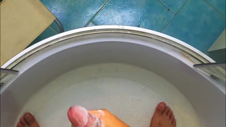 SexMamon: in the bathroom, hot water running on the body, i...