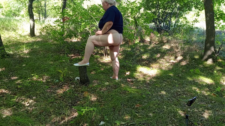 Zona901: Stiefmutter im park masturbiert ihre muschi zu einem mächtigen squirt